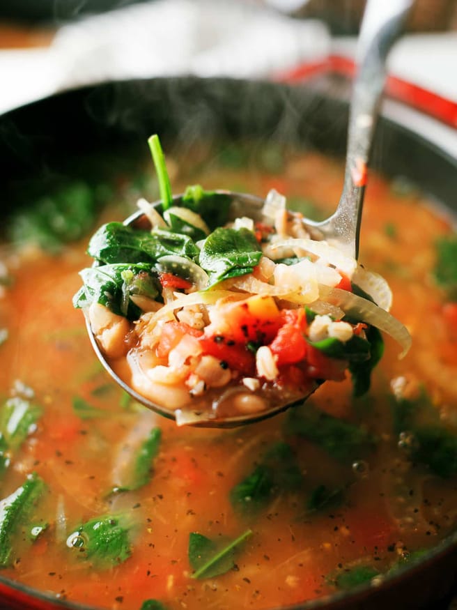 Bean and barley soup with fennel, fire-roasted tomatoes, spinach and parmesan cheese. Aweome soup for a cool weeknight!
