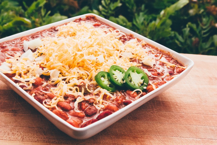 Spicy Crock Pot Chili with Ground beef beans, fresh peppers and a spicy seasoning, This slow cooker chili is a great weeknight dinner!