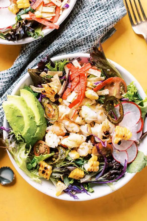 Who doesn't love grilled shrimp tacos? But when you want to lighten things up, whipping up a grilled shrimp taco salad is where its at. 