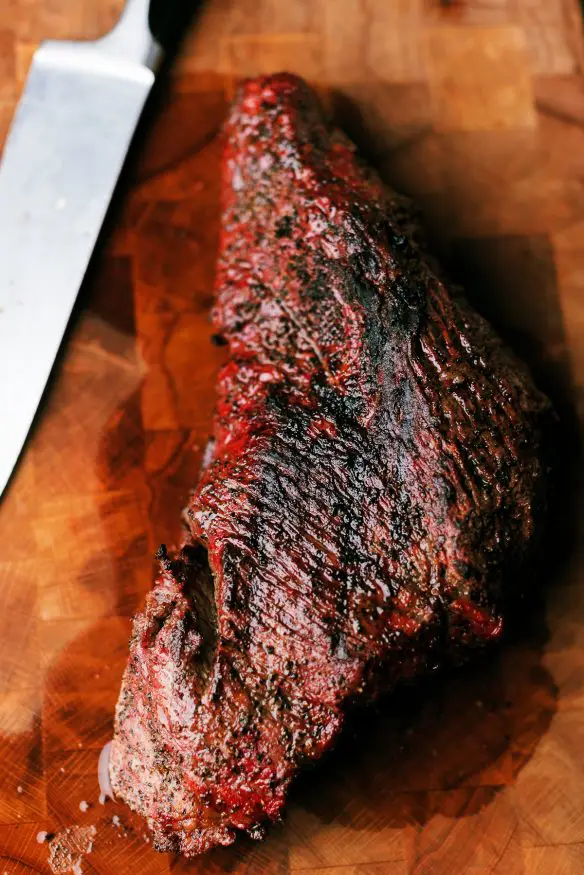 If you want to make an amazing tri tip roast, look no further. I smoked a tri tip roast with a pepper- based Texas style rub. 