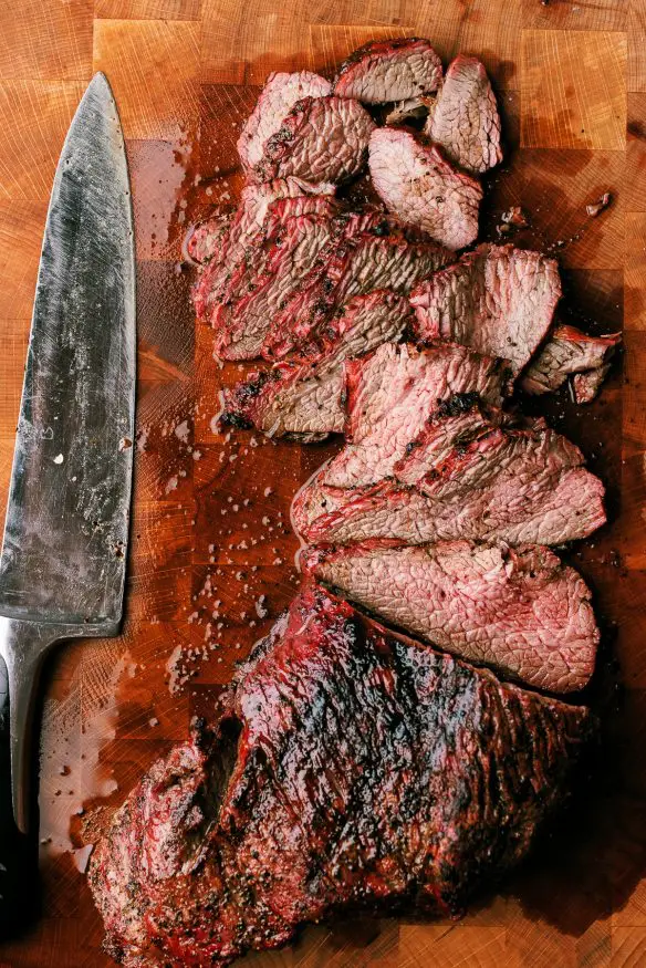 If you want to make an amazing tri tip roast, look no further. I smoked a tri tip roast with a pepper- based Texas style rub. 