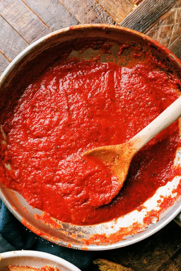 This easy 15 minute marinara sauce, is loaded with so much flavor it will taste like your grandma was in the kitchen all day making it. 